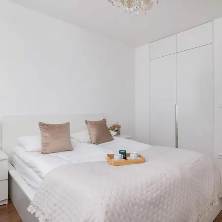 Cosy & Bright With Parking On The Cystersow Street By Renters Appartement
