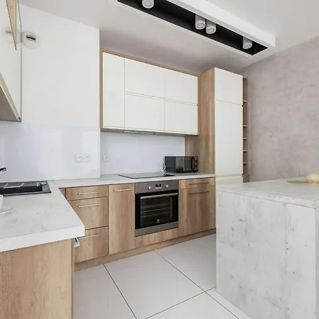 Cosy & Bright With Parking On The Cystersow Street By Renters *