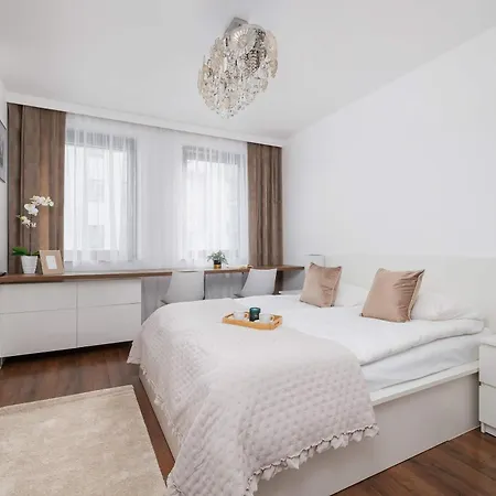 Cosy & Bright With Parking On The Cystersow Street By Renters Cracovie